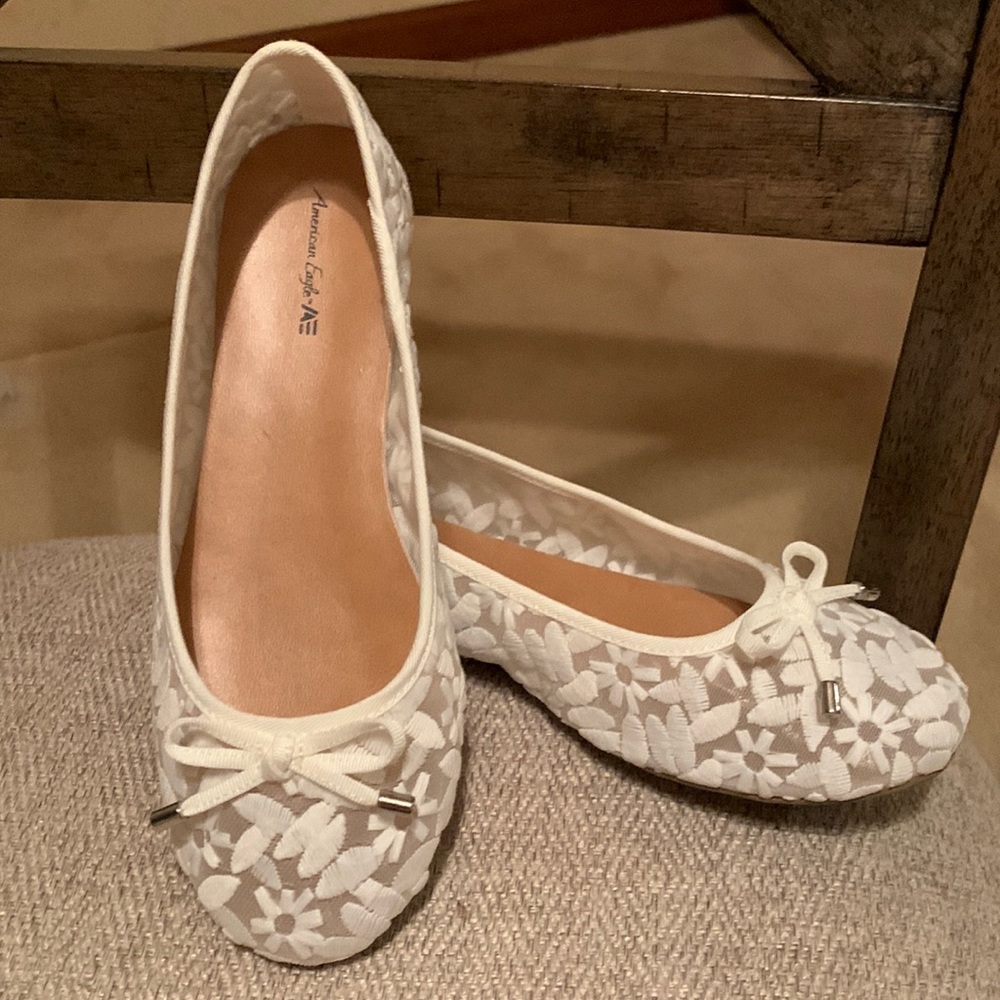 Girls American Eagle Size 2 slip on dress shoes-Like New only worn once indoors